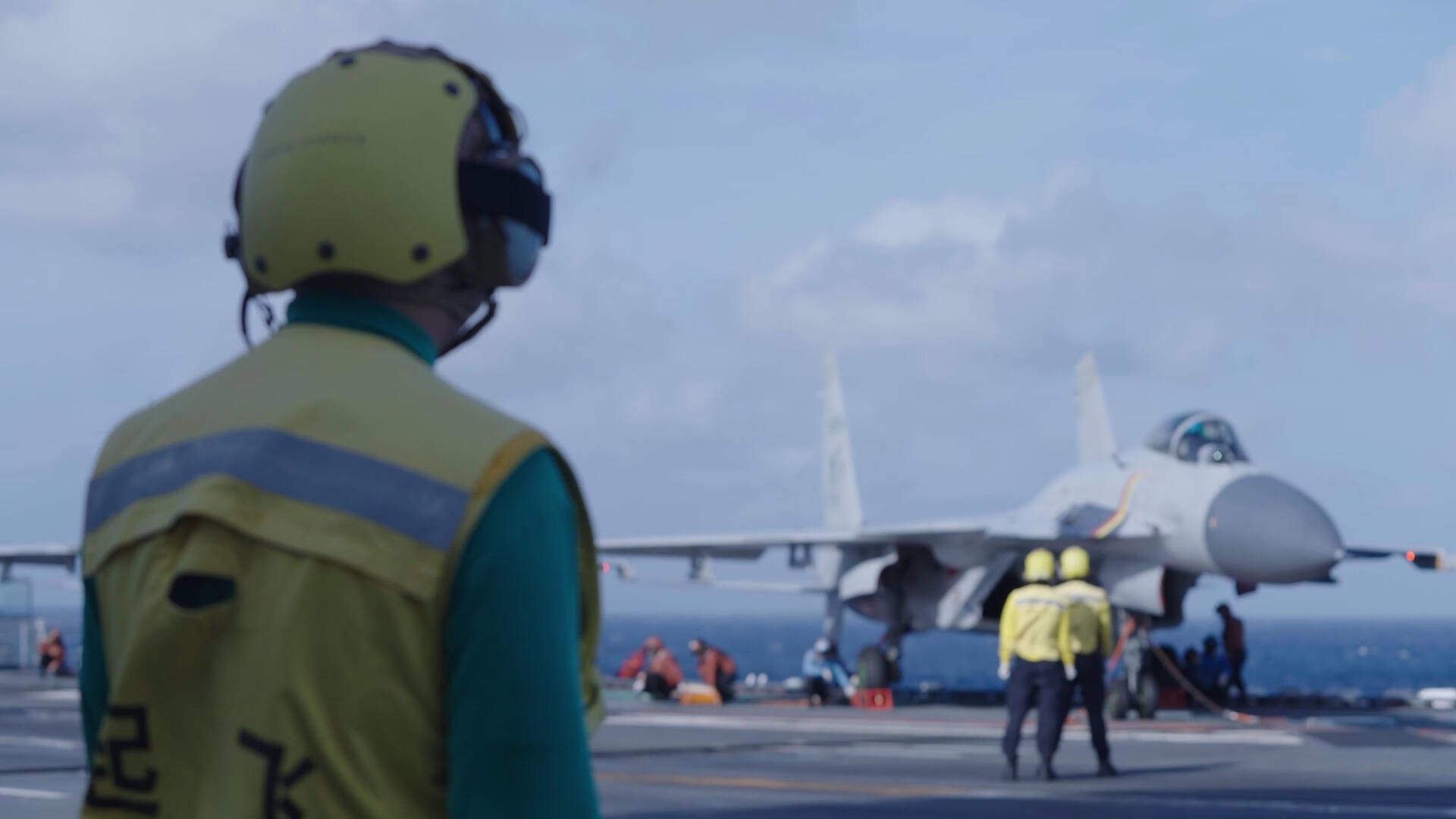 闪电新闻探访“深蓝利刃”的护航者：山东舰起降保障中队