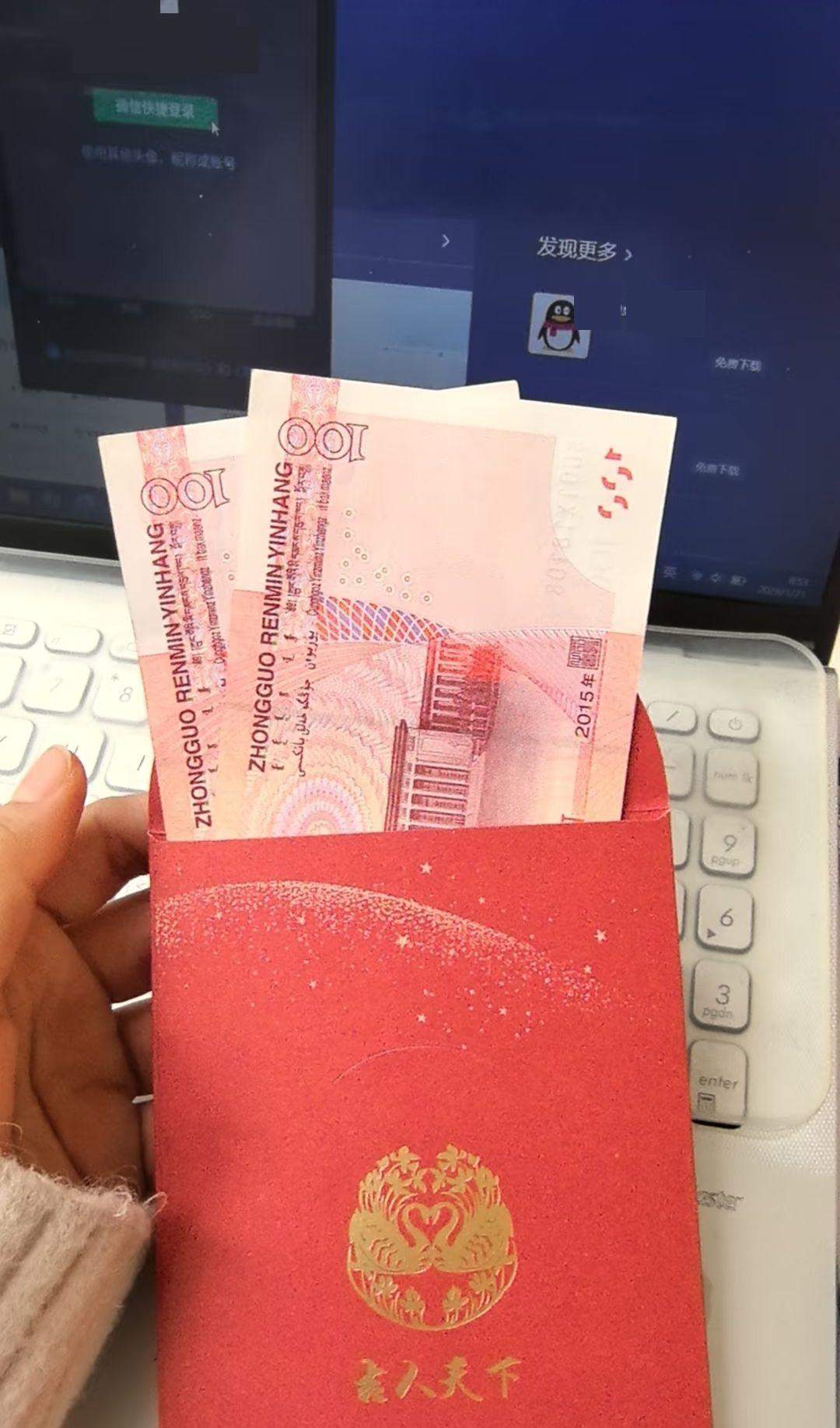 校长“突袭”图书馆给学生发新年红包，吉林大学学生：每人200元，很惊喜