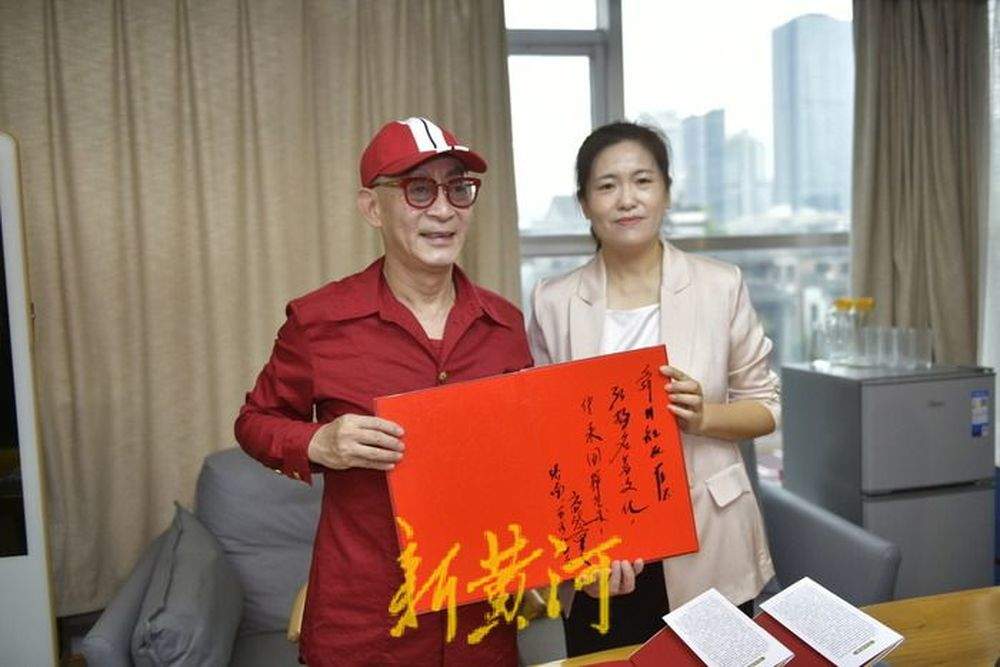 六小龄童现身泉城，为济南首家“美猴王慈善公益书屋”揭牌