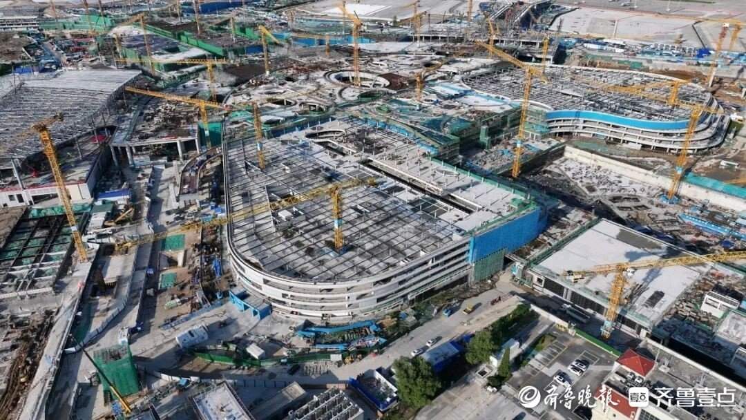 济南机场二期改扩建综合交通中心主体结构封顶
