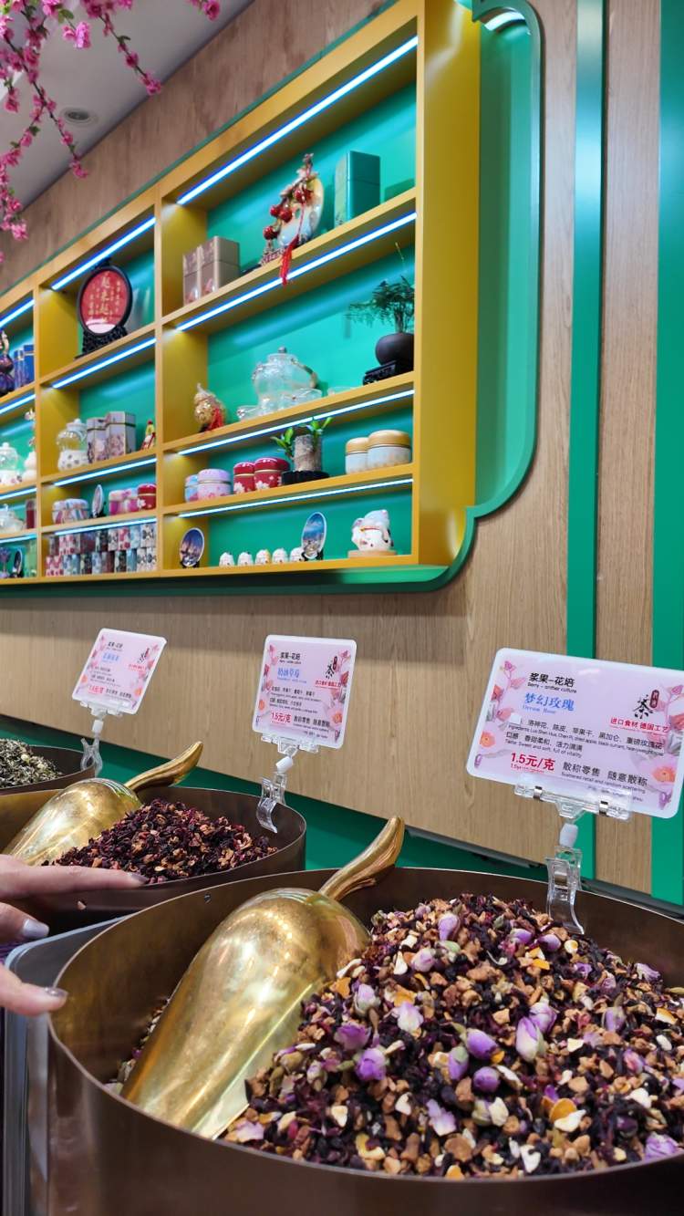 一包花茶1500，多走几步价格相差两三倍！游客大呼“被坑”，上海知名景区遭吐槽