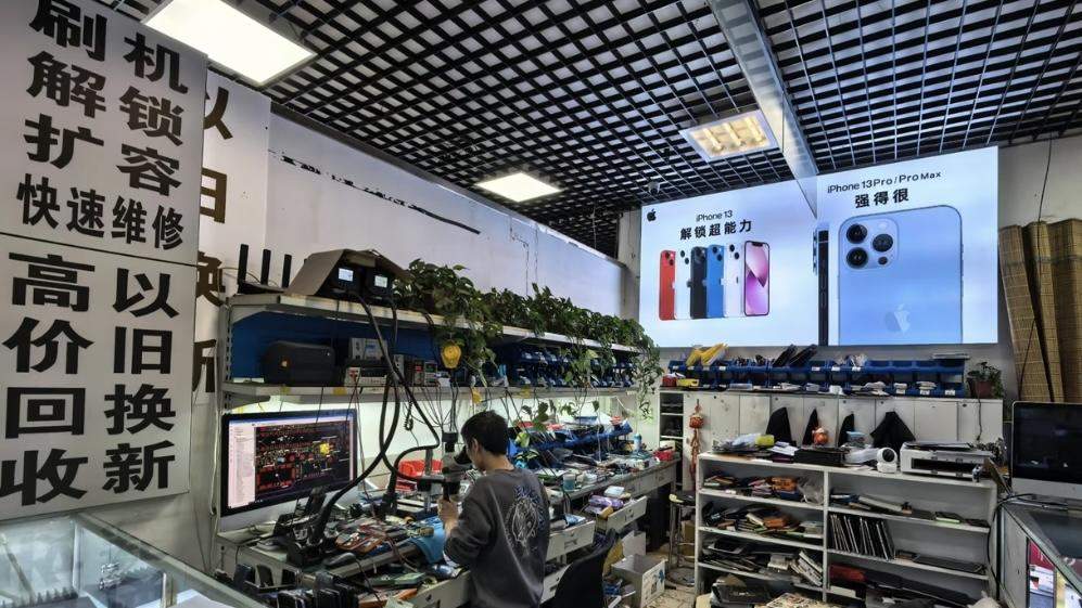 手机、电脑、平板“开学三件套”，为何越等越贵？