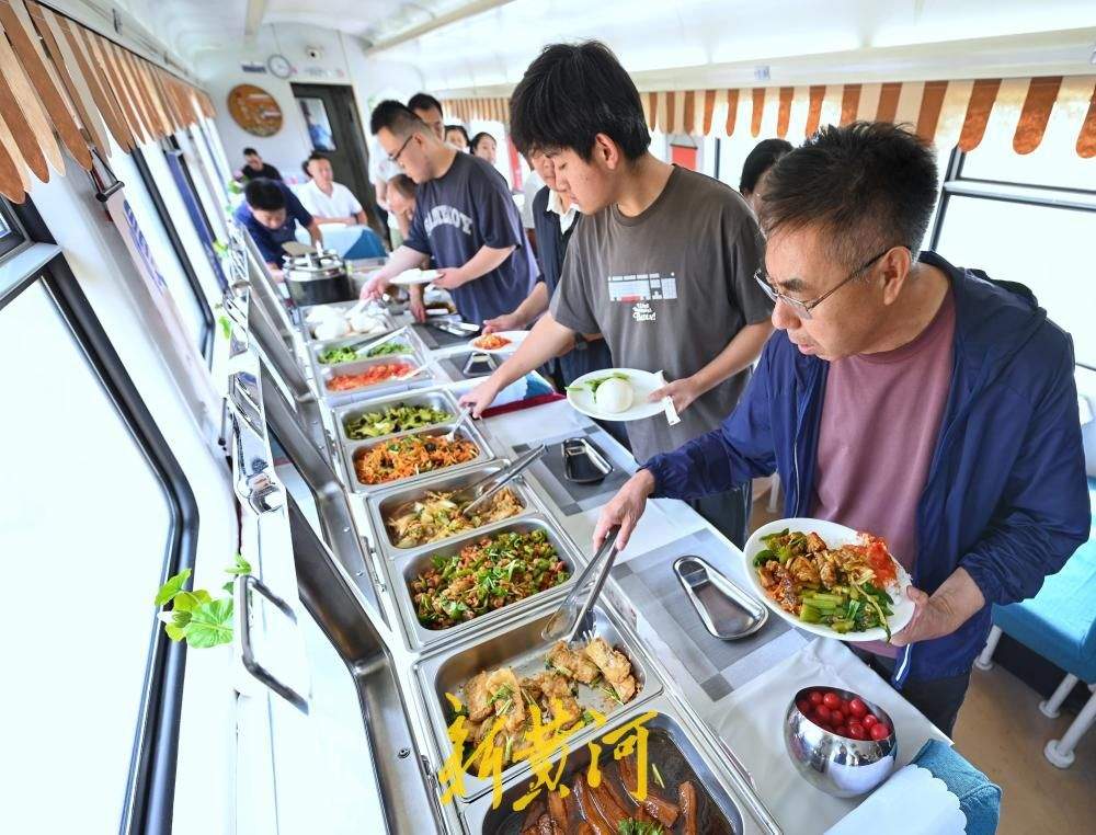 美味自助随行 旅途暖心升级！K1284/1次列车餐车开启自助用餐新模式