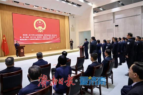 市人民政府举行宪法宣誓仪式 于海田监誓