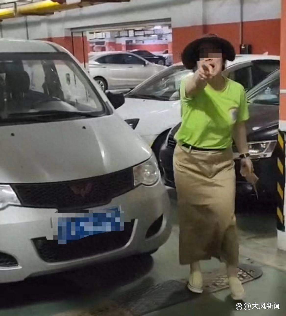 女子因狗窜入车底受伤持砖砸车砸人 边砸边喊“还我狗命”