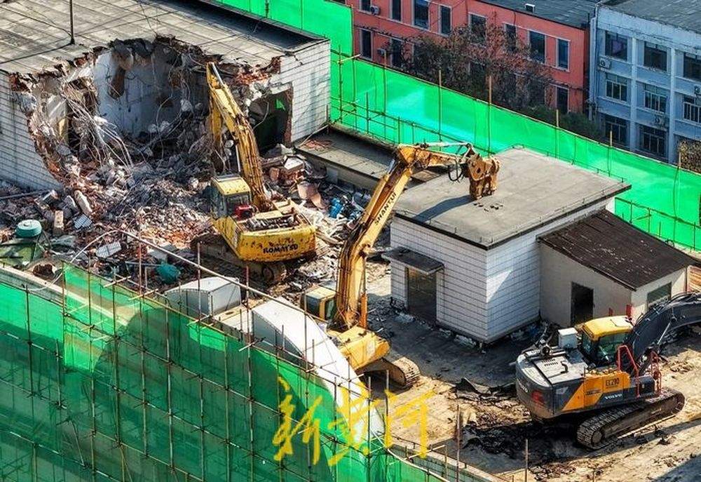 济南火车站南广场天龙大厦自上而下逐层拆除，预计明年2月底完工