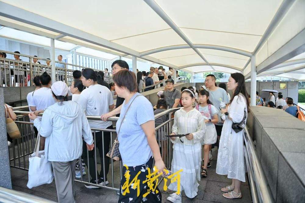 暑期过半热度不减 山东博物馆遮阳通道护航亲子观展