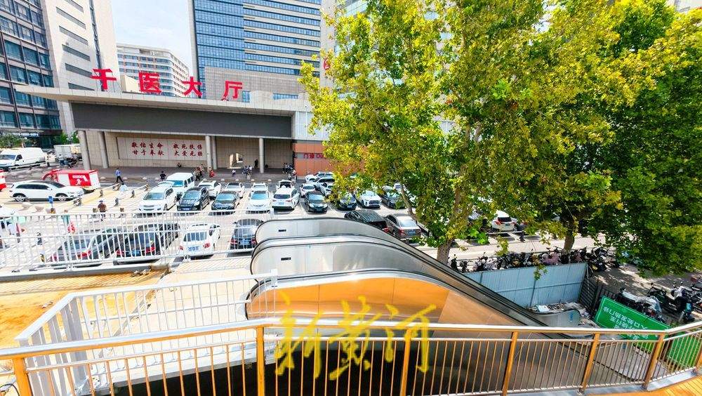 经十路过街天桥换新装 扶梯直梯已安装待启用