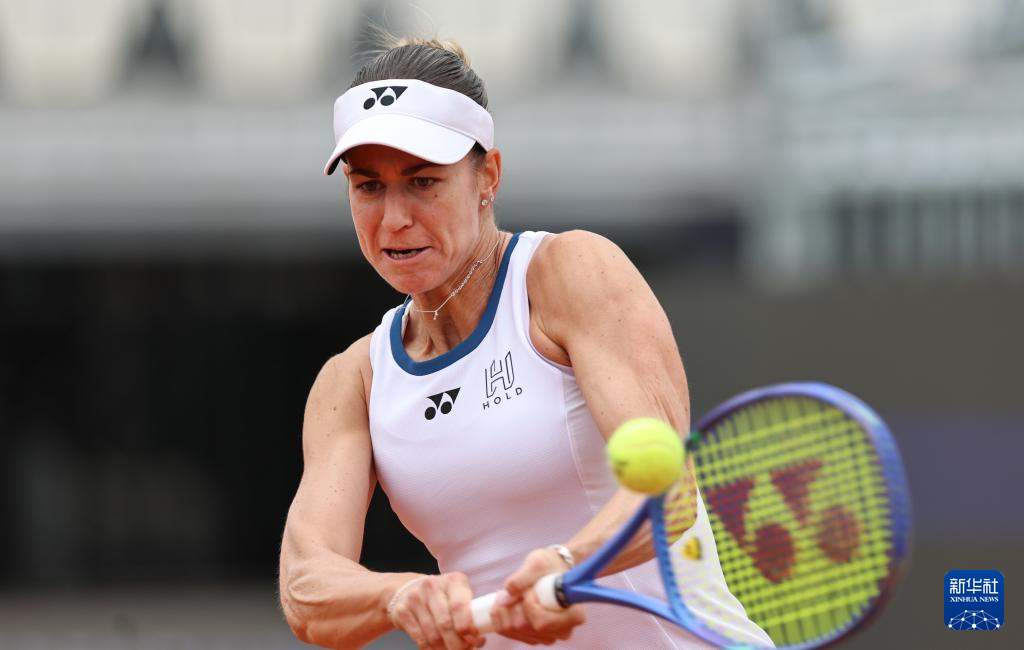 网球——WTA1000罗马站：郑钦文首轮晋级
