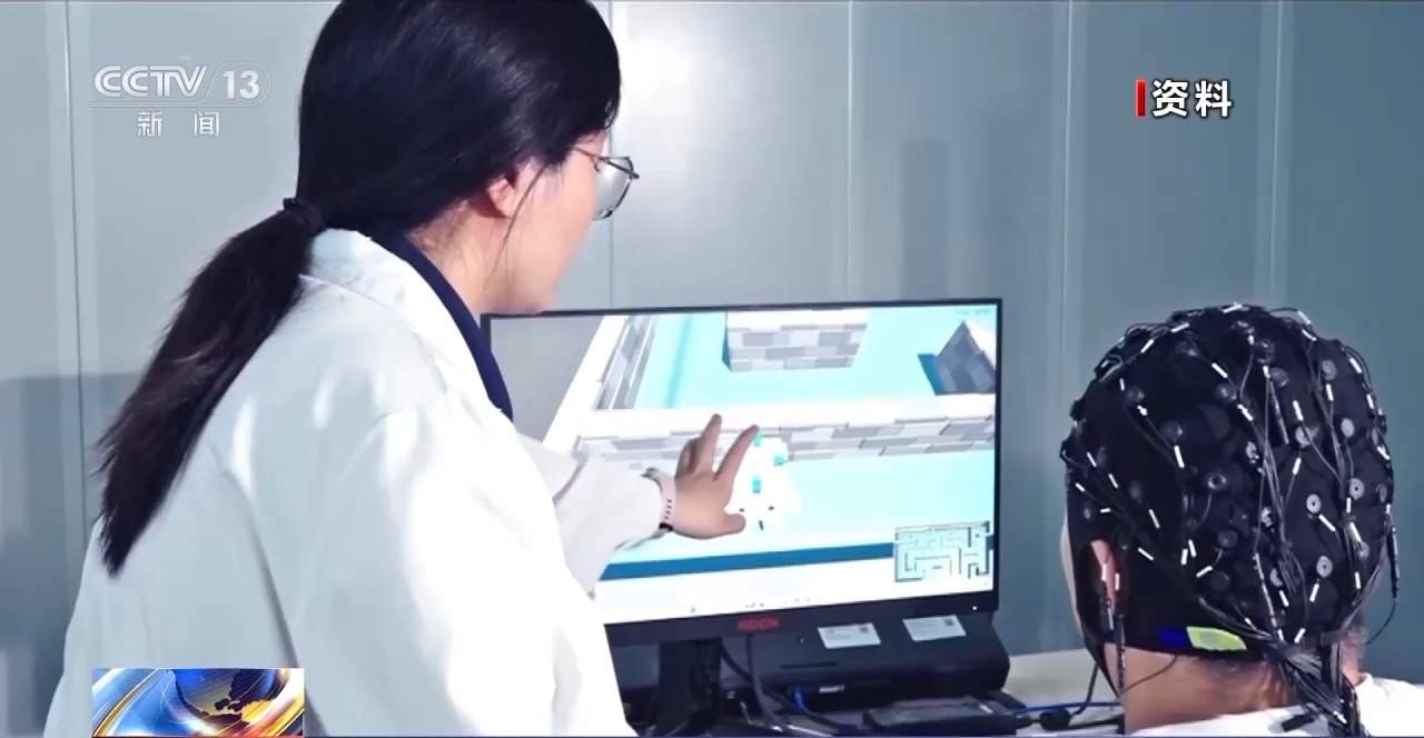 网友清华偶遇“头套”观众 他们在做一个特殊实验