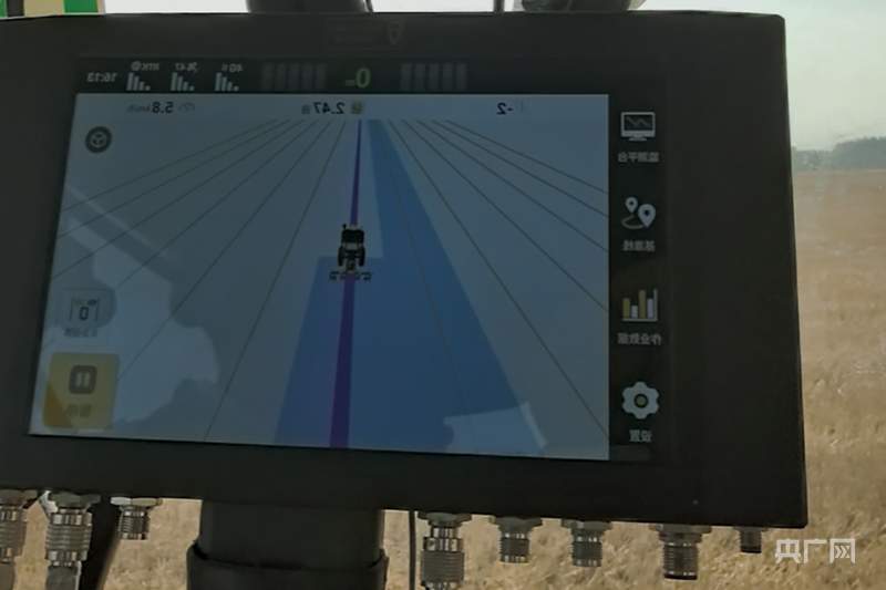 北斗导航绘制“丰收图景” 农机驰骋助力“三夏”颗粒尽归仓