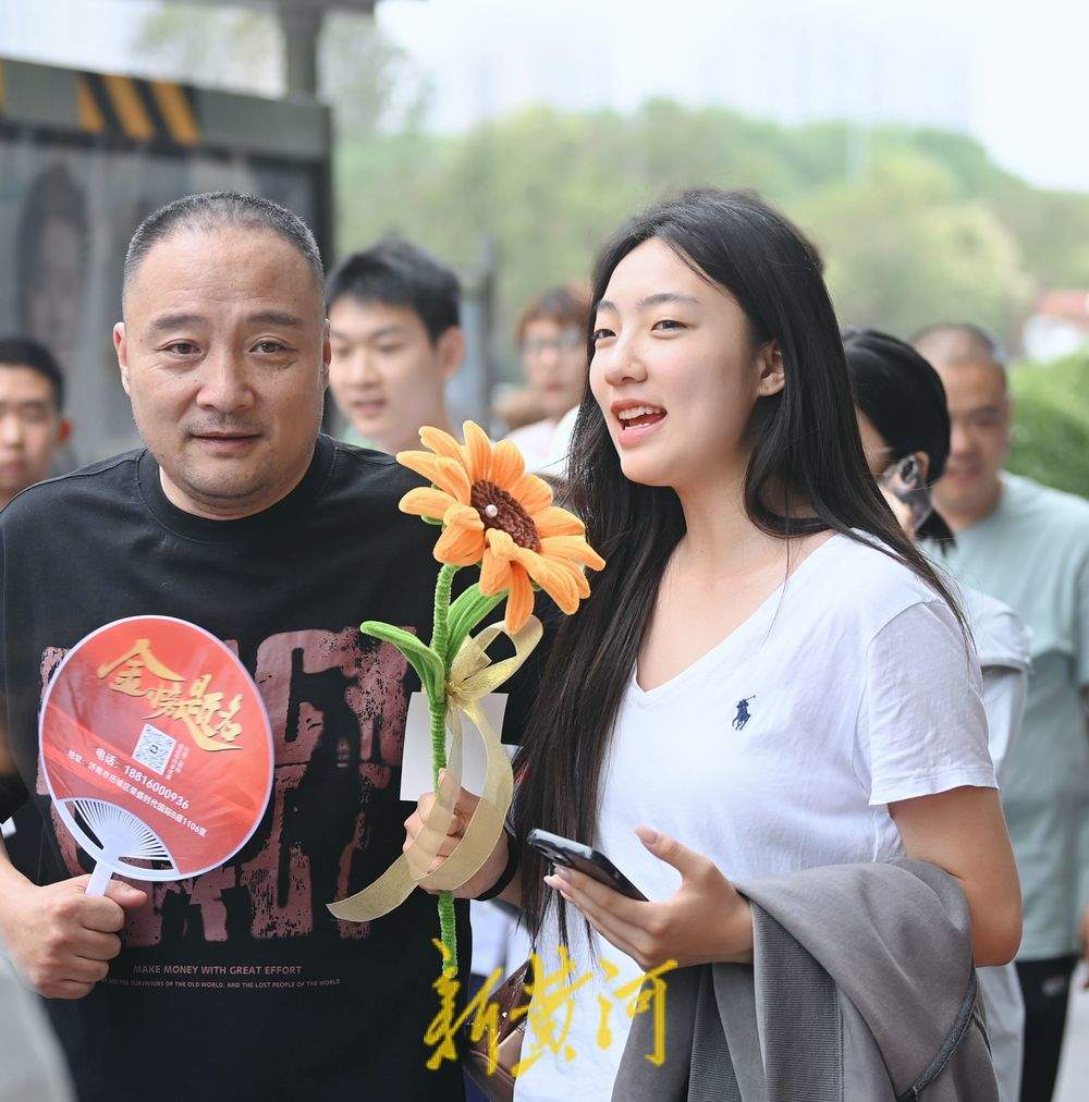 仪式感满满 高考首场考试结束 家长手捧花束送祝福