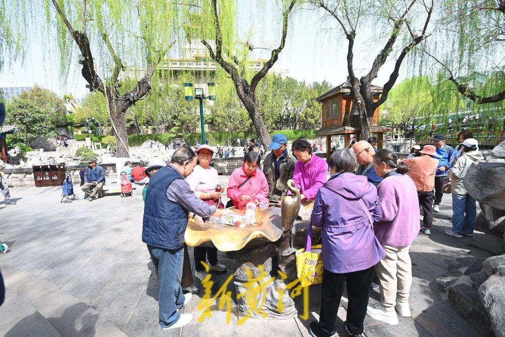 赏春新体验 护城河畔泉水直饮点市民游客络绎不绝