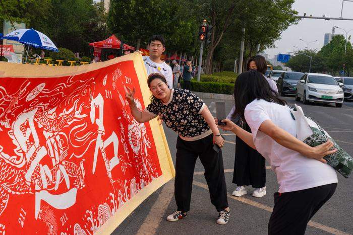 济南非遗爱好者的“加油礼” 长卷剪纸祝福作品赢点赞