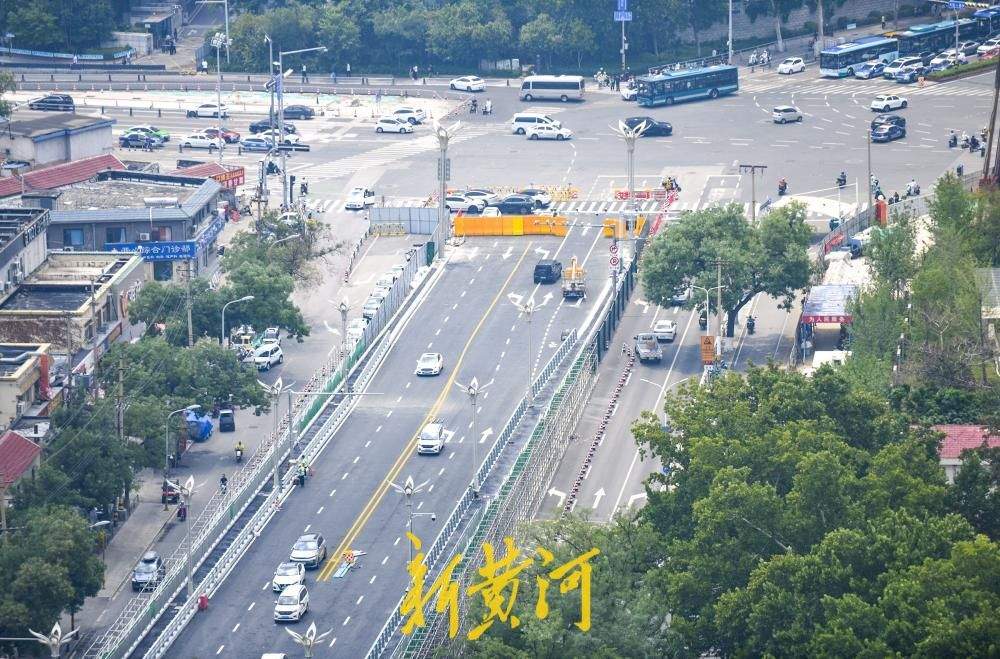 济南纬二路跨铁路天桥 交通标识线开始施划