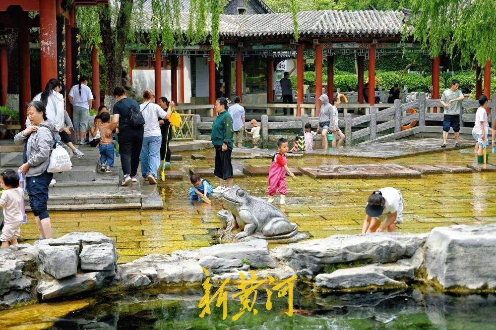 一年四季 泉在济南丨五龙潭泉畔漾凉意，孩童戏水显童真