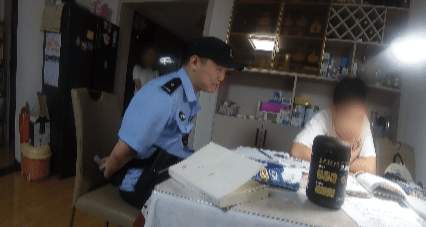 “00”后学霸民警秒变“家教” 网友:还有什么是警察蜀黍不会的?