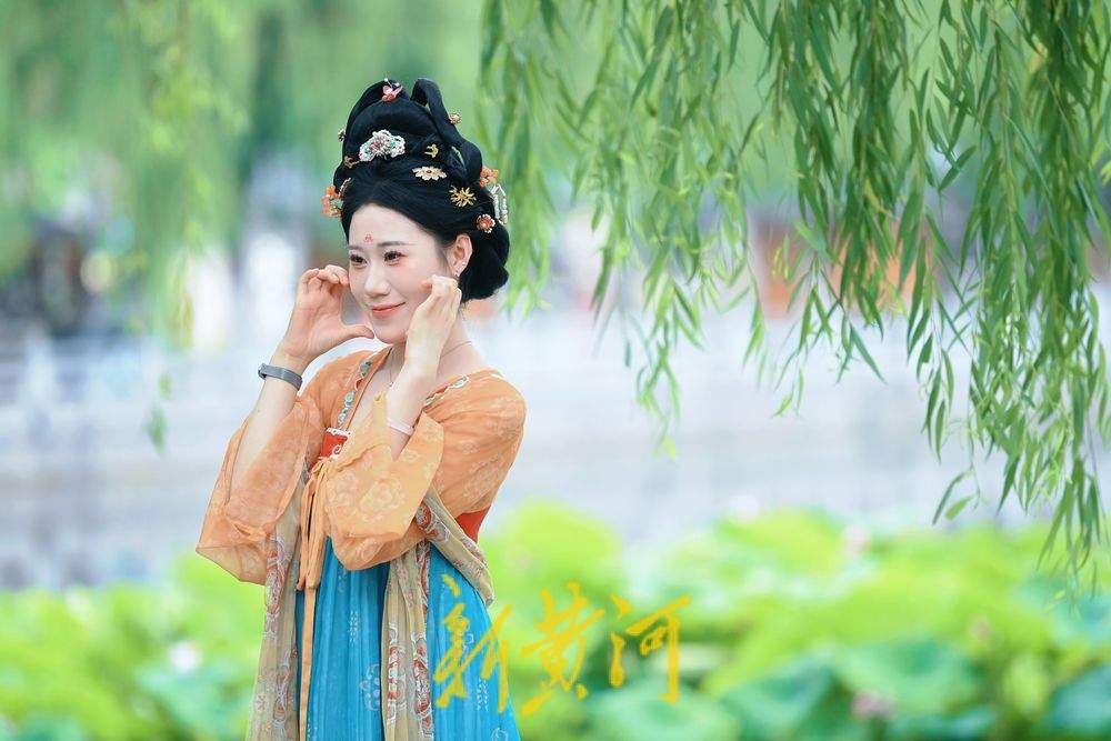 泉城高温“热辣滚烫” 明府城中汉服姑娘成风景线