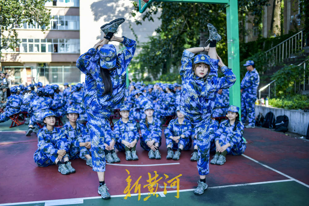 颜值与实力并存 新生军训现场秀舞艺