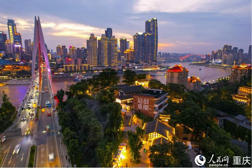 行进中国丨山城江岸，消费起新风