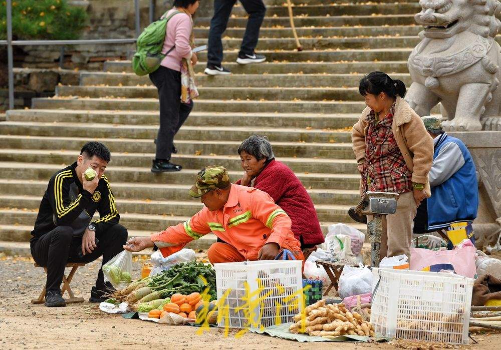 济南金秋山货上市，市民游客赏银杏、尝山货两不误