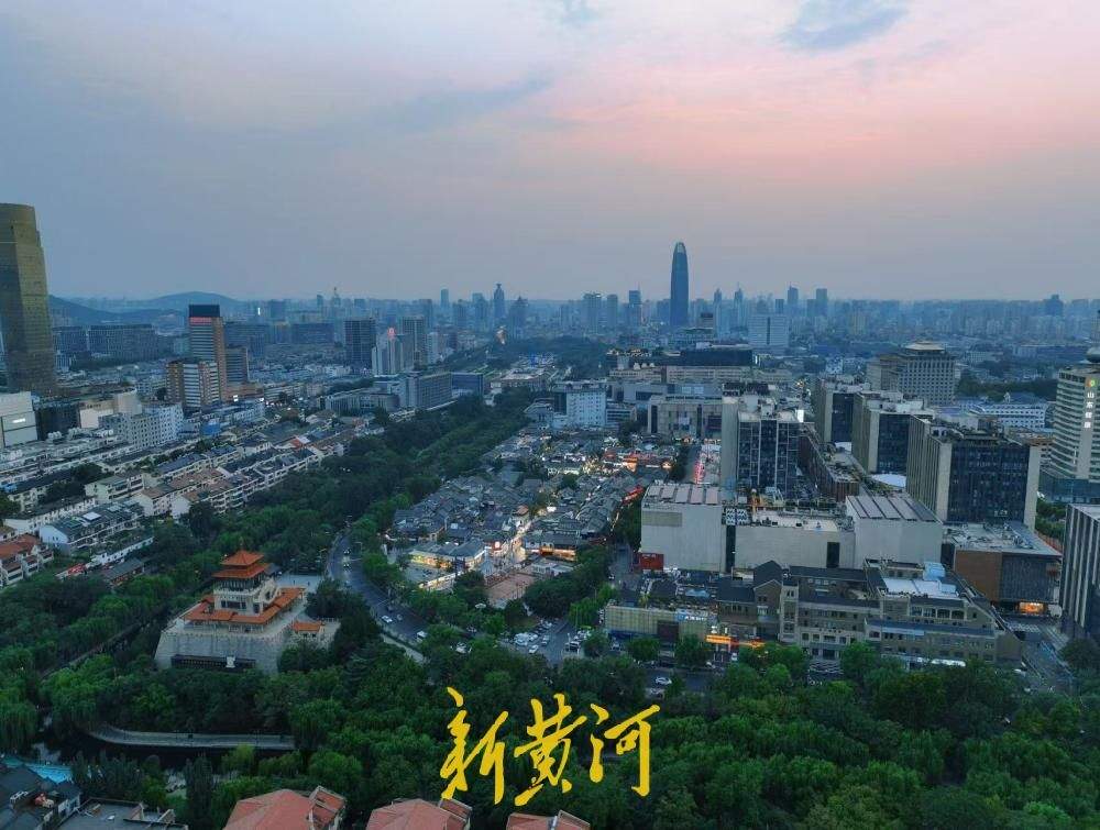 一年四季 泉在济南丨暮色温柔，济南护城河畔上演静谧秋日画卷