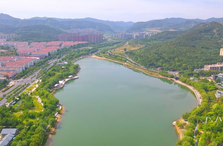 夏日龙鼎滨水公园,宛如"翠玉"嵌东城