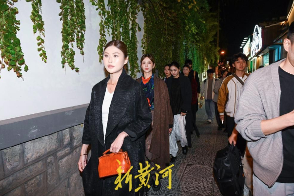 泉巷衣袂扬，瓷画落罗裳，济南明府城邂逅东方之美