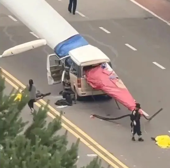 令人捏把汗！面包车被风电机叶片刺穿 车上核载7人