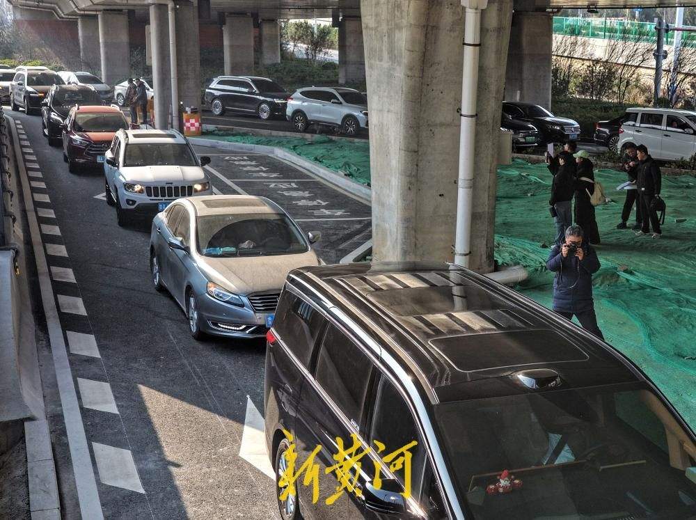 “微创手术”破解堵点，济南旅游路二环东路交叉口新增专用右转车道