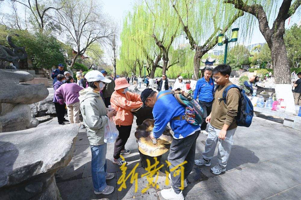 赏春新体验 护城河畔泉水直饮点市民游客络绎不绝