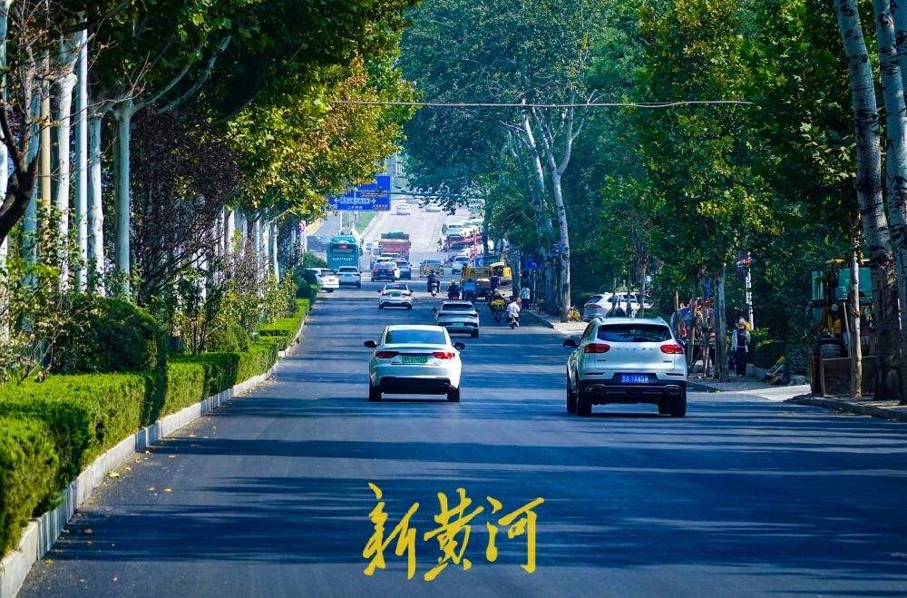 济南二环南路南侧车道沥青摊铺全面展开，道路焕新进入冲刺阶段