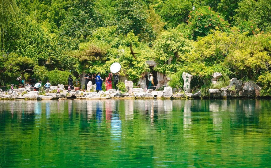 五龙潭泉畔享清凉