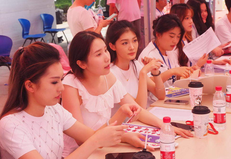 山东艺术学院新生报到，新生和接待的师姐们都颜值爆表