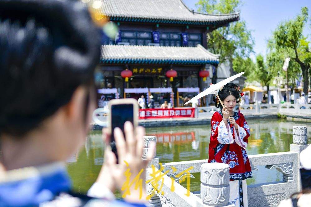 一年四季 泉在济南｜入乡随“服”，游客身着汉服沉浸式感受泉城人家文化韵味