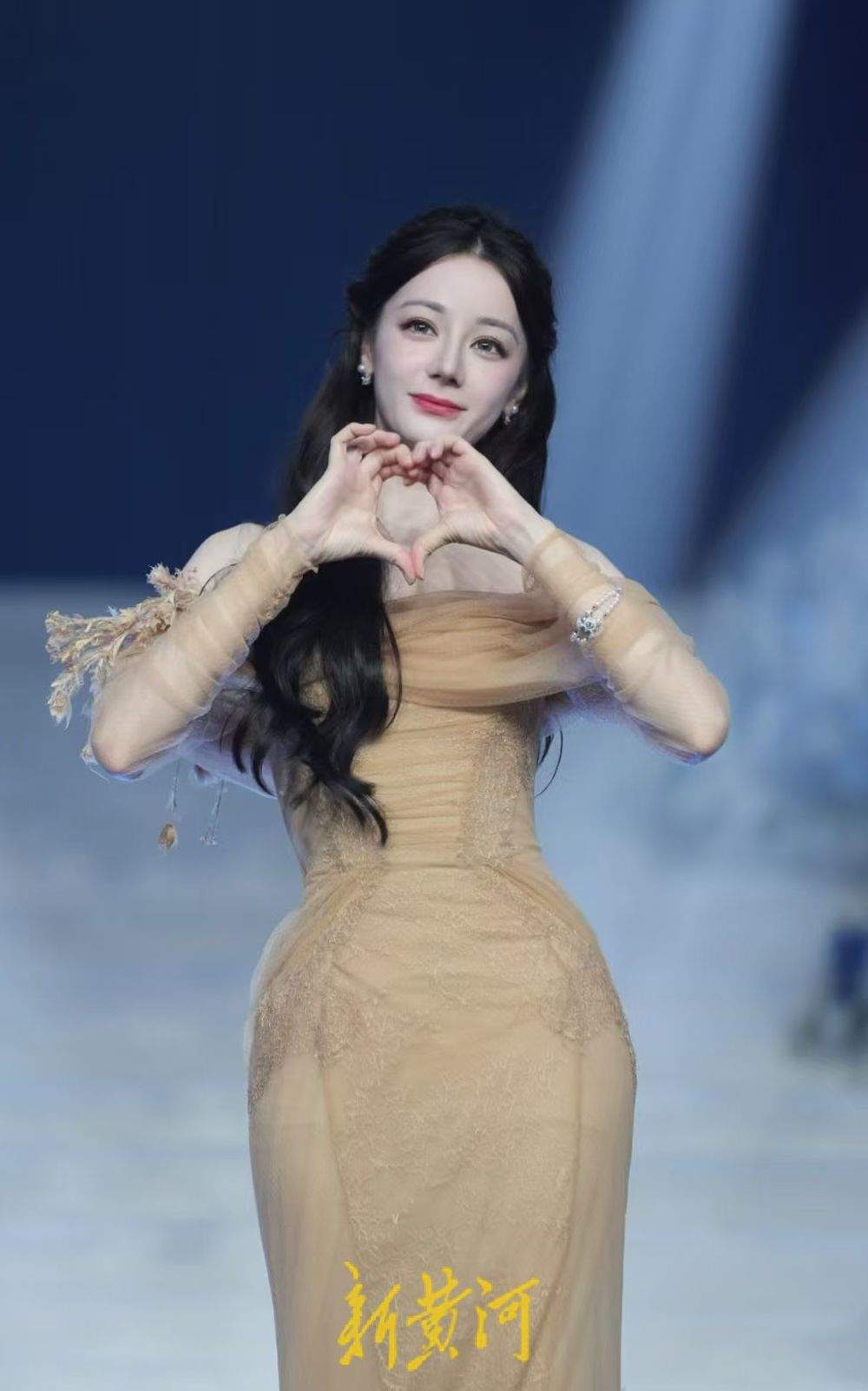 迪丽热巴来济南，竟然收到一座“超然楼”