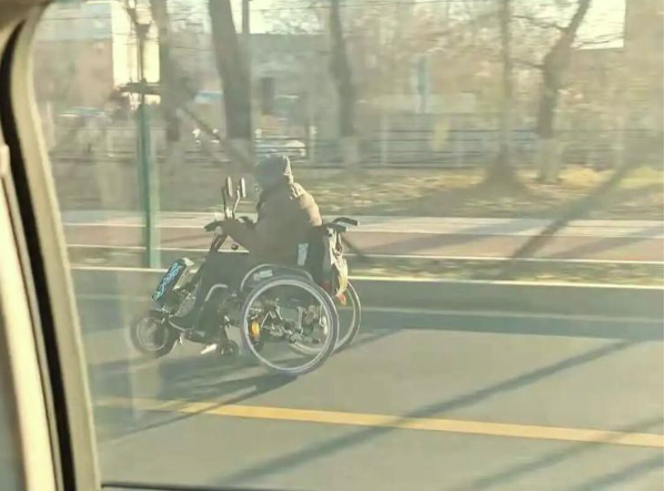 电动轮椅高速行驶，“速度快过汽车”？律师回应