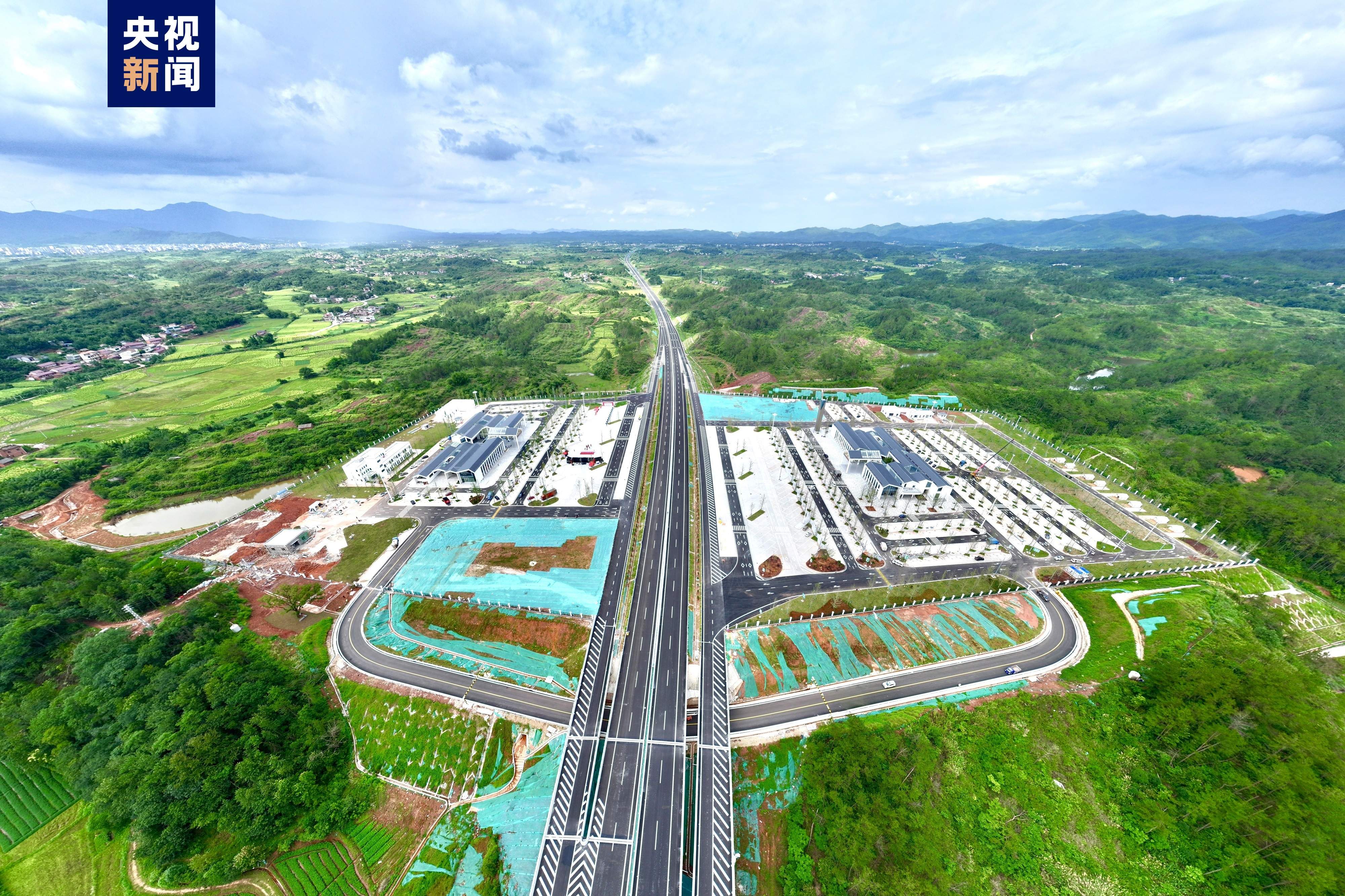 雄信高速今天正式通车 两地车程缩短至30分钟