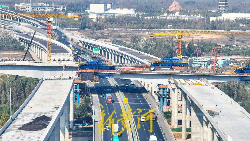 济南小清河畔新建两座转体桥，跨越铁路连通新建高速路