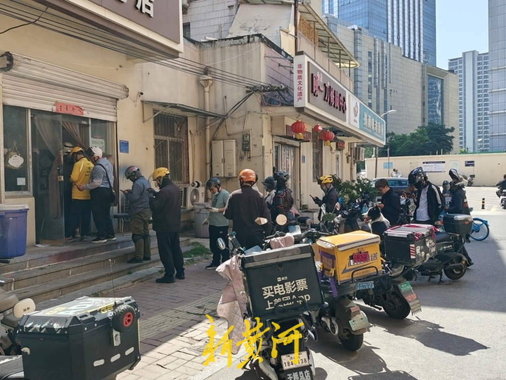 母亲节当天，济南鲜花、蛋糕、首饰等店铺迎“爆单”