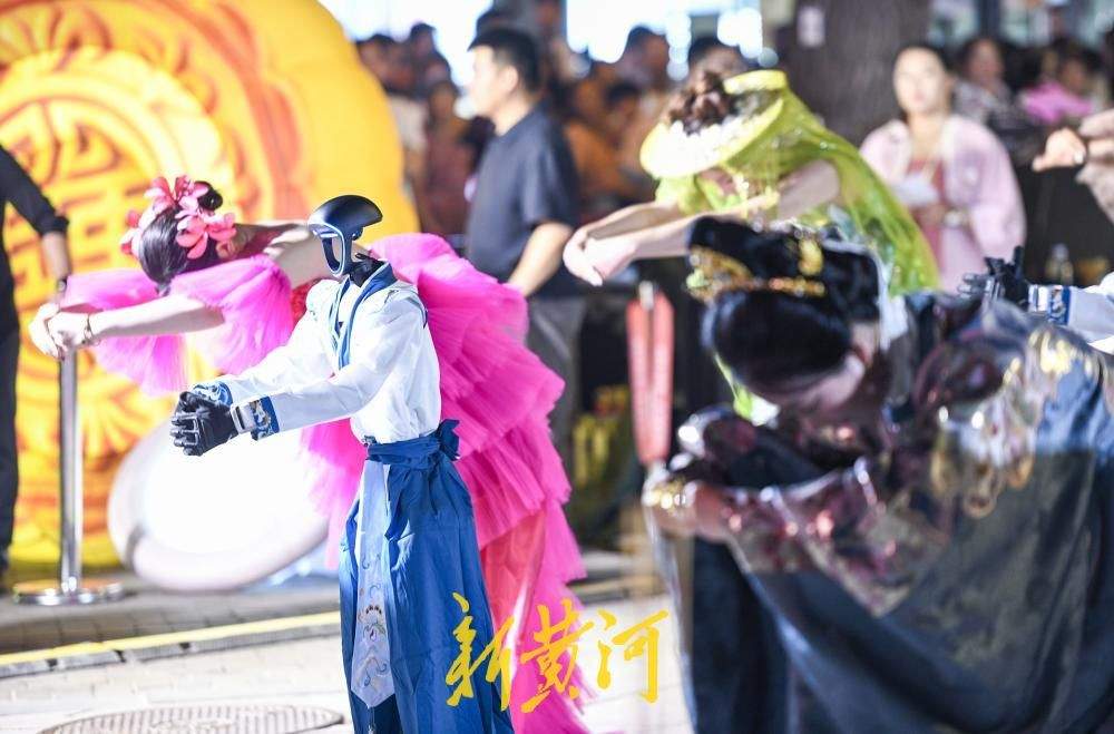 济南：中秋拜月大典融入科技元素 智能机器人穿汉服拜月