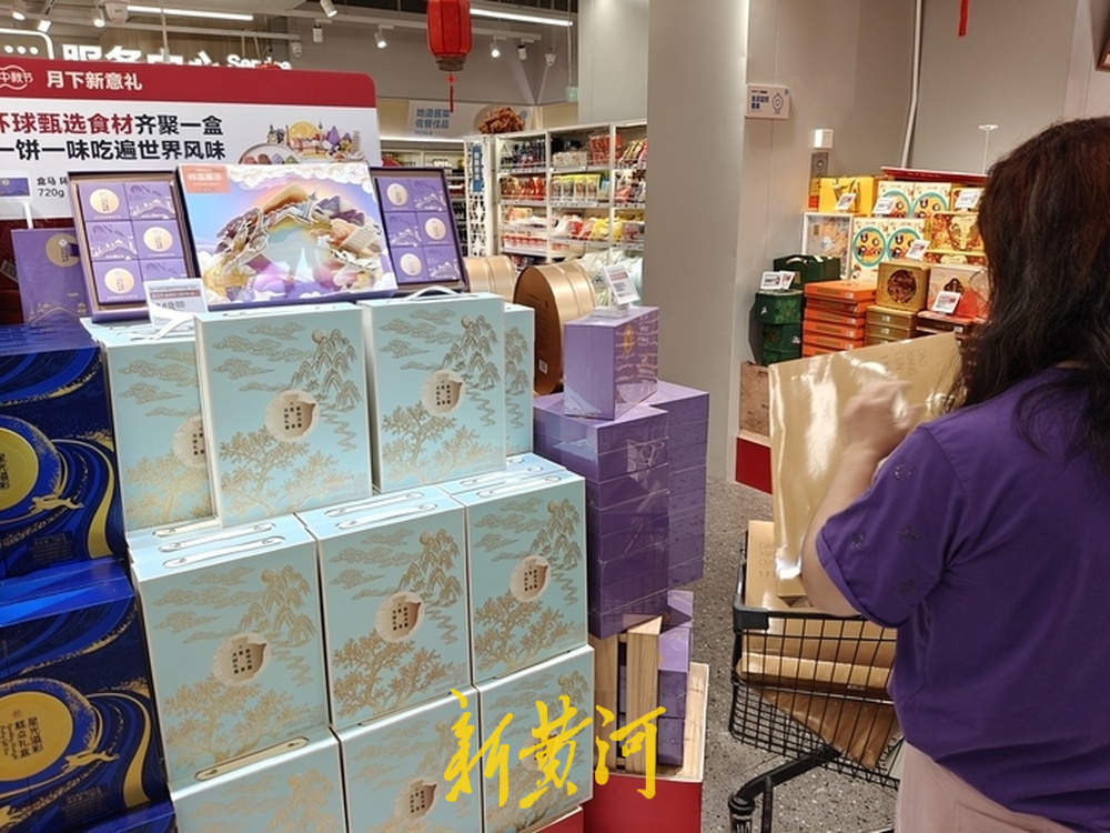 市民反映月饼礼盒内小包装未印生产日期，厂家称以礼盒为最小销售单元，符合国家相关法律规定