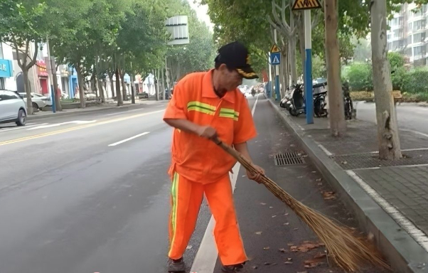 假期精细保洁不停步 “绣花式”作业保障道路洁净