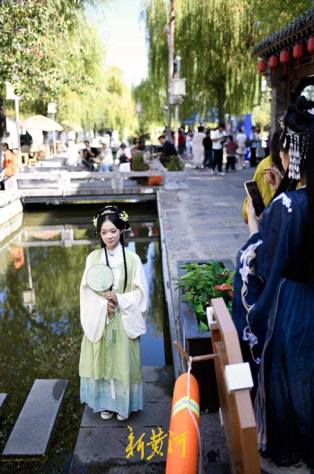 市民游客在济南明府城沉浸式打卡，汉服妆造与泉水老街巷成最美背景
