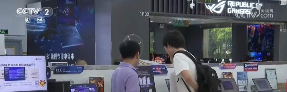 手机、笔记本电脑、智能学习平板……开学在即 电子产品卖场人气旺、销售热