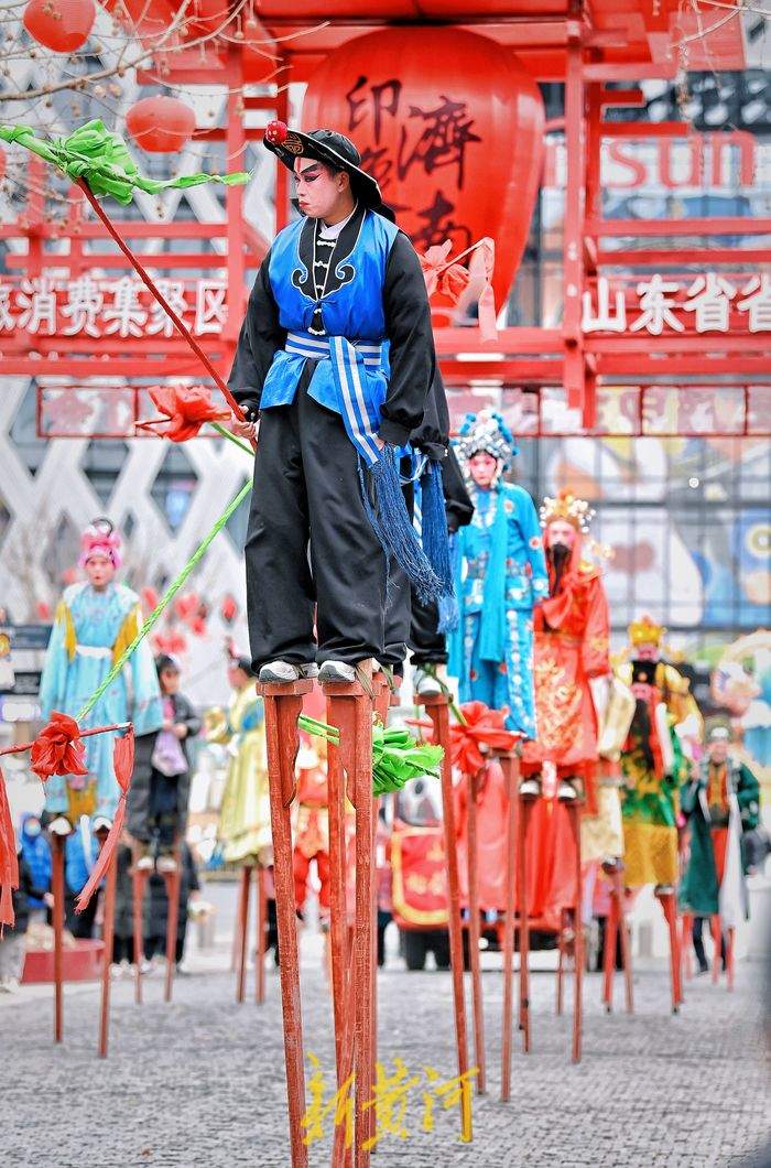 寒潮难挡迎春热济南街头高跷表演引市民围观泉在济南过大年