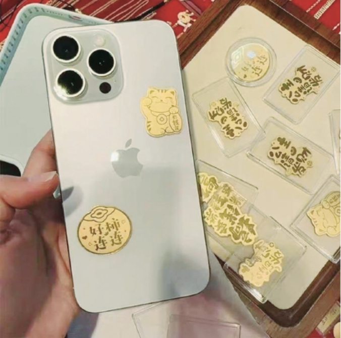 金价暴涨后，年轻人爱上买黄金手机贴纸