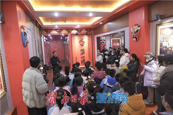 非遗莱芜梆子：台前戏腔燃 幕后匠心守