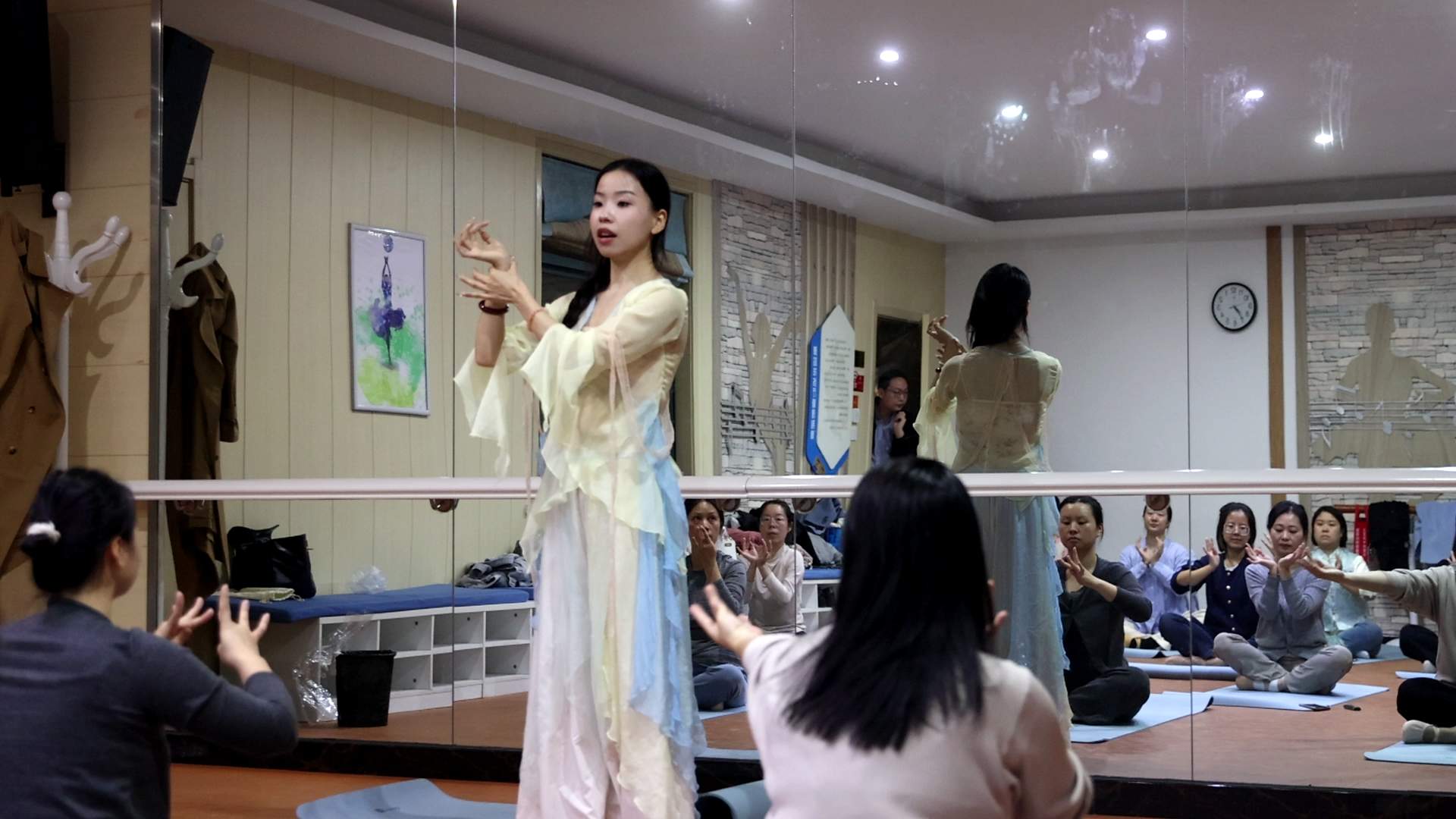 白天上班，晚上学艺！夜校为何在年轻人里火出圈？