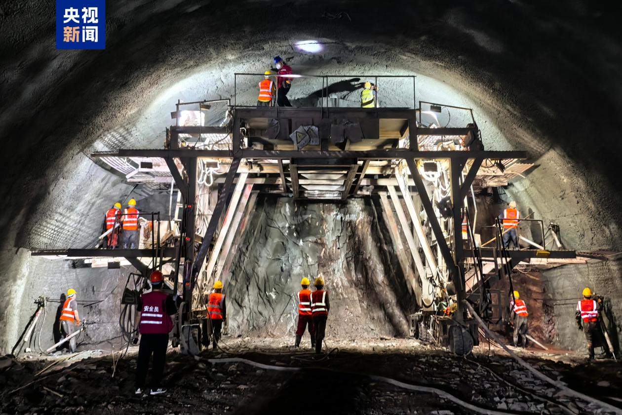 新渝万高铁任家山隧道顺利贯通